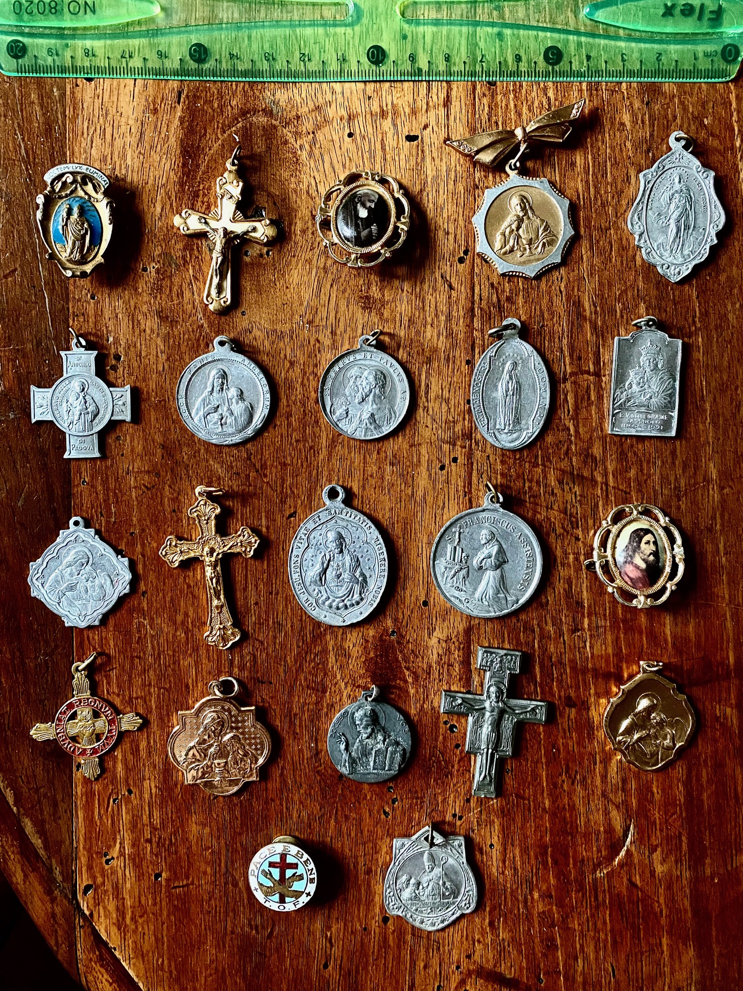 Medagliette grandi, spille e crocifissi (aprire per leggere prezzi)