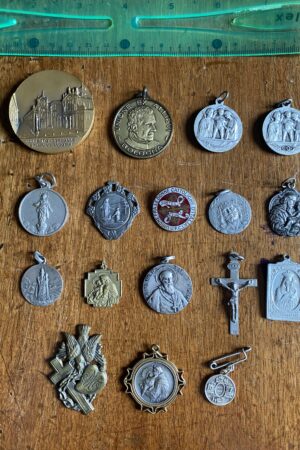Medagliette grandi, medaglie commemorative, spille, placca e crocifisso (aprire per leggere prezzi)